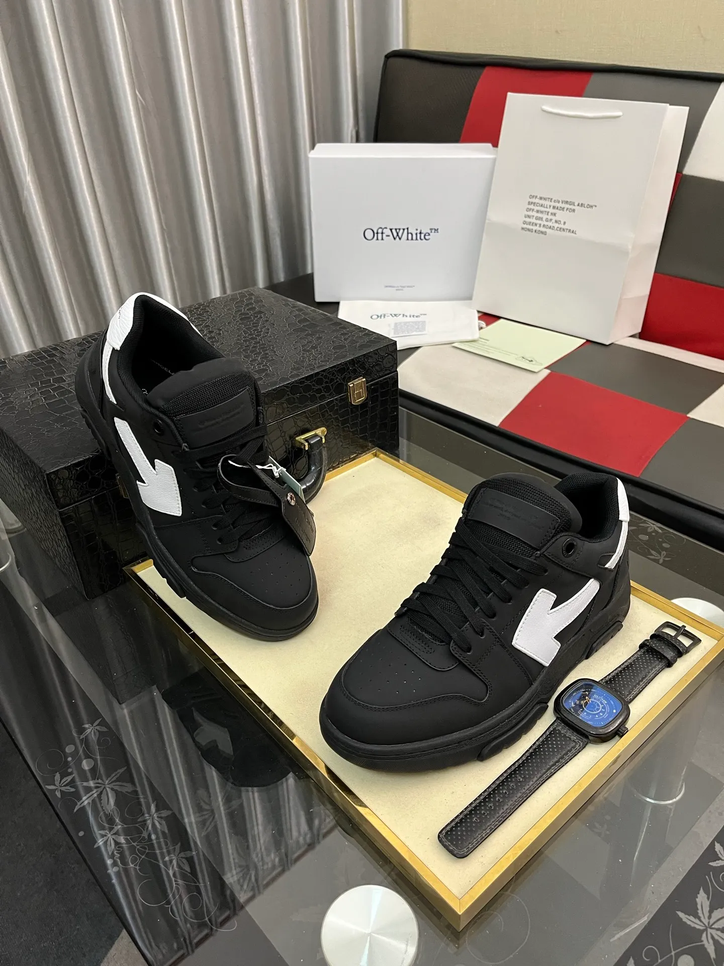 Men's shoes 💰600⌚️⌚️ OFF-White C/O VirGil Abloh fashionable and versatile casual shoes. Exclusive first release of the new model. Made of environmentally friendly cowhide leather and mesh fabric upper material. The insole is embedded with foam cushioning EVA material. The correct midsole is equipped with EVA lightweight cushioning. External tooth nail rubber outsole. The correct accessories can be customized simultaneously. Women's model: 35-40 Men's model: 39-45